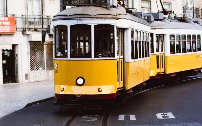 Viagem para Portugal - Guia 4 Guia Completo de Transporte e Deslocamento em Portugal: Trens, Ônibus, Aluguel de Carros e Sistema de Transporte Público Eficiente