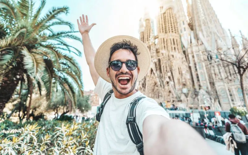 Turista feliz visitando a Sagrada Família, Barcelona, Espanha