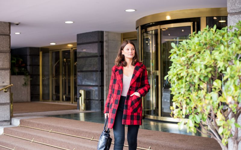 Viagem para Espanha - Guia 11 mulher bonita jovem andando deixando um hotel vestindo outono roupas elegantes