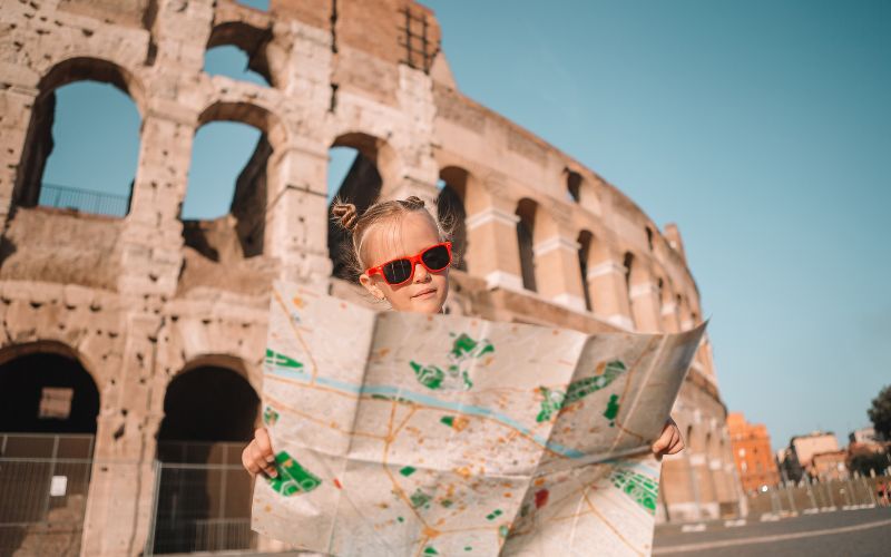 Viagem para Itália Explorando a Fascinante Visão Geral 7 garotinha-na-frente-do-coliseu-em-roma-italia