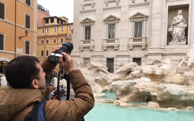 Viagem para Itália Explorando a Fascinante Visão Geral 6 turista-tirando-fotos-com-câmera-profissional