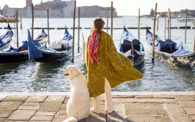 Viagem para Itália Explorando a Fascinante Visão Geral 2 mulher estilosa passeando com cachorro em veneza itália