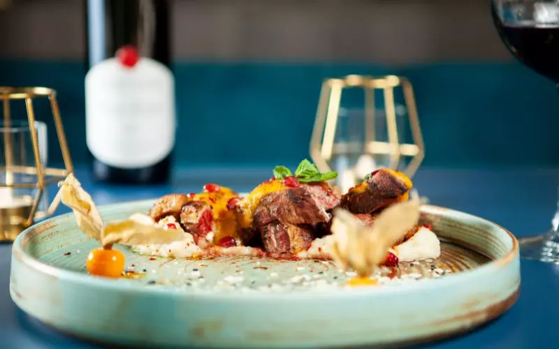 Descubra as Maravilhas das Principais Cidades e Pontos Turísticos na França 5 Saborosa gastronomia de restaurante com vinho tinto na mesa – frança,pontos turisticos,maravilhas