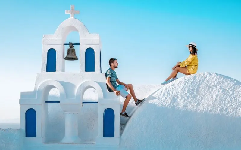 Viagem para Grécia - Guia 2024 1 Um casal tirando foto em um ponto turístico na Grécia