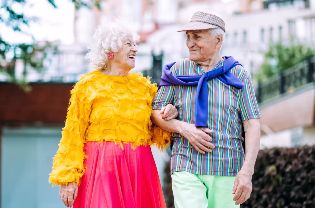 Viagem para Itália Explorando a Fascinante Visão Geral 8 velho casal moderno vestindo roupas coloridas