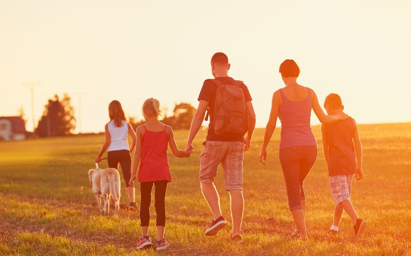 Viagem de Família com as Crianças para Destinos Divertidos 2 Família com cão na viagem