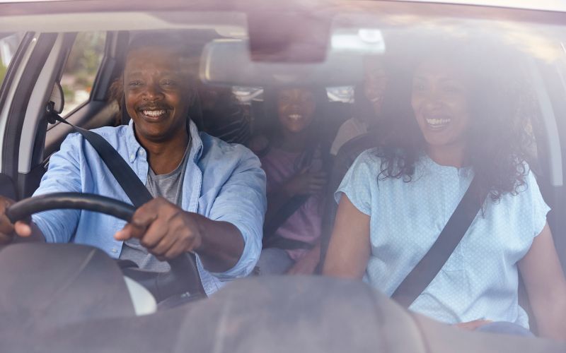Viagem de Família com as Crianças para Destinos Divertidos 4 Família com crianças adolescentes em carro em viagem de estrada
