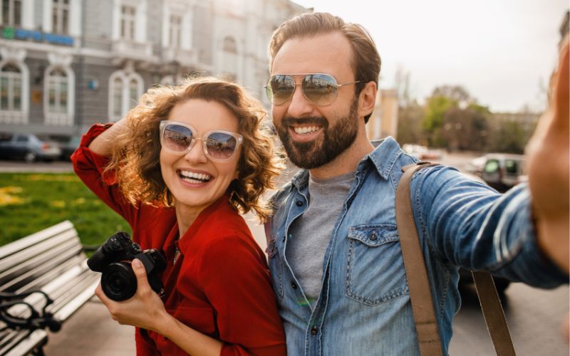 Descubra os Benefícios e Estatísticas das Viagens de Férias 4 homem e mulher em ferias romanticas andando juntos – Viagens de Férias,benefícios