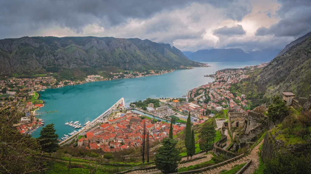 Viagem rápida e fácil é para Montenegro 2 panorama de kotor em montenegro – Montenegro,viagem,tesouro