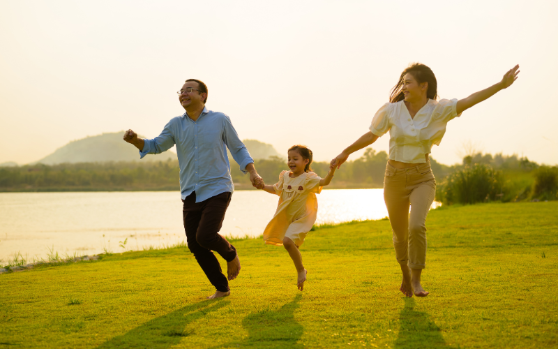 Por que o Seguro Viagem é Indispensável 2 familia desfrutando com atividades ao ar livre viagem – jornada,nesta jornada,indispensável