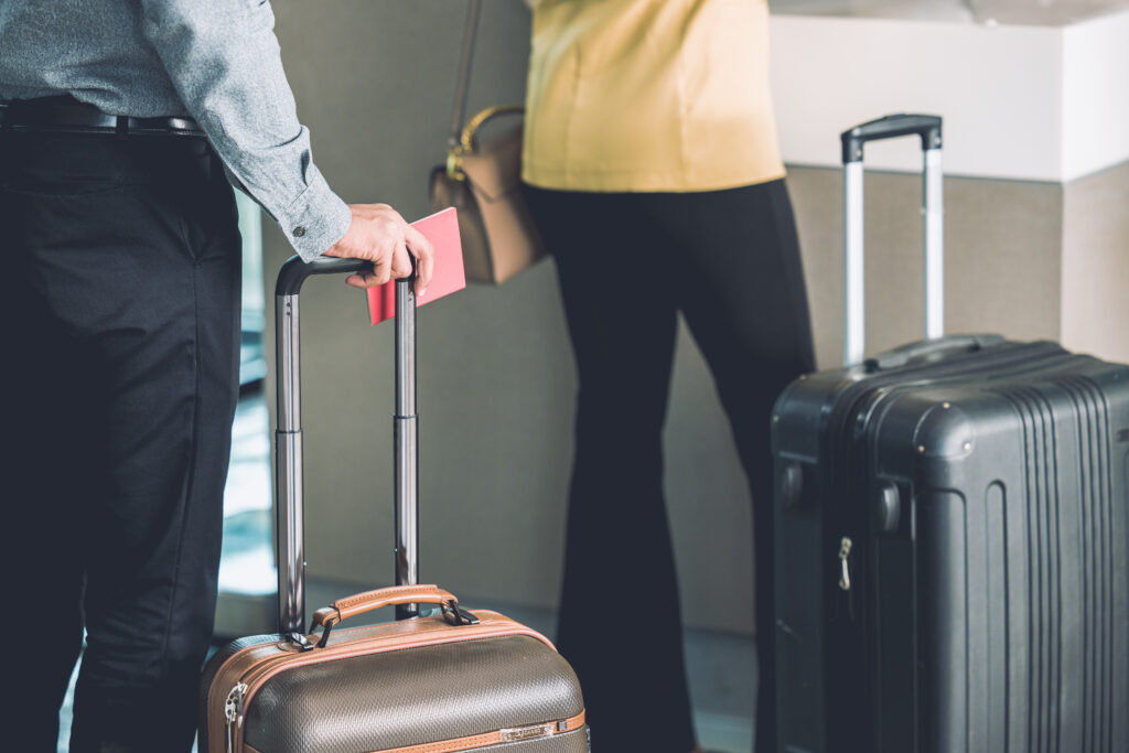 Bagagem extraviada, perdida ou danificada? Saiba mais sobre o PIR! 4 closeup luggage traveller tourist waiting queue fo 2023 12 19 23 29 42 utc – PIR