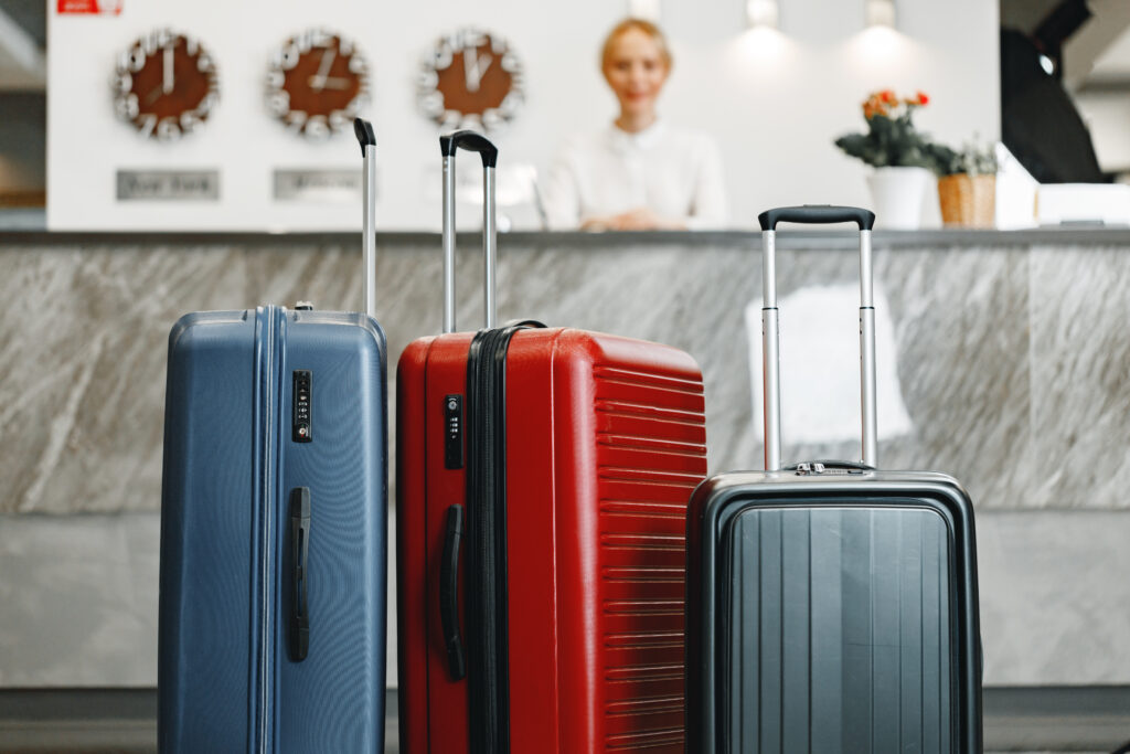 Bagagem extraviada, perdida ou danificada? Saiba mais sobre o PIR! 1 luggage suitcase for trips standing in hotel lobby 2023 11 27 05 04 42 utc – PIR