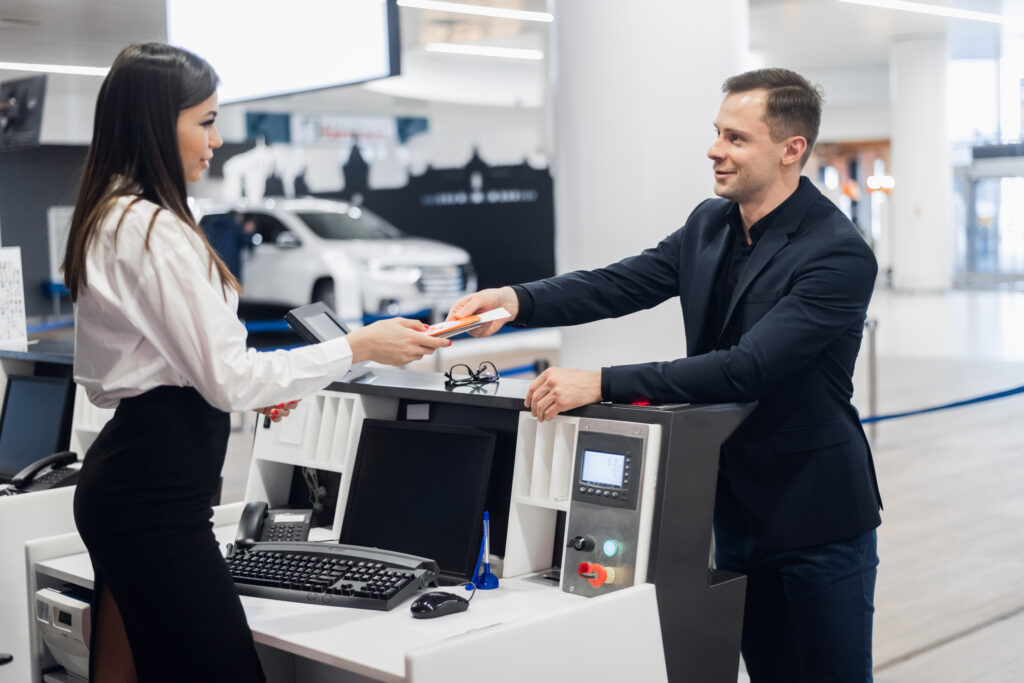 Bagagem extraviada, perdida ou danificada? Saiba mais sobre o PIR! 5 staff at airport check in desk handing ticket to b 2023 11 27 05 05 01 utc – PIR