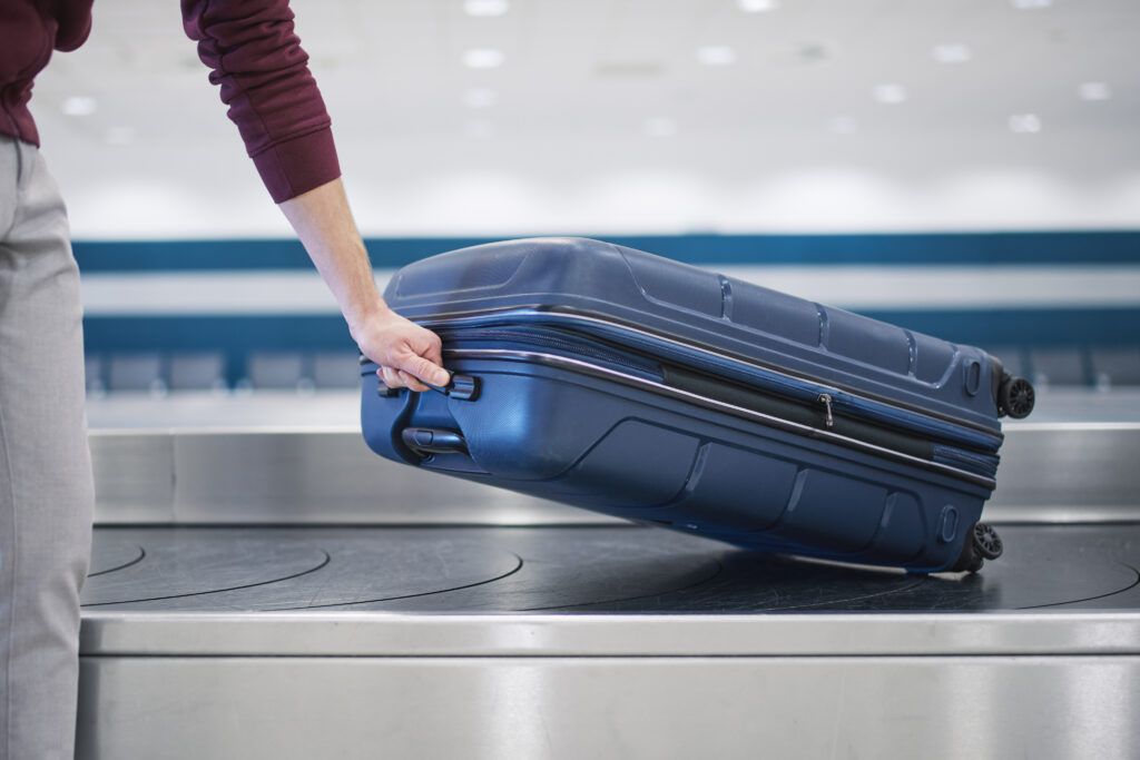 Bagagem extraviada, perdida ou danificada? Saiba mais sobre o PIR! 6 suitcase in baggage claim in airport terminal 2023 11 27 05 27 27 utc – PIR