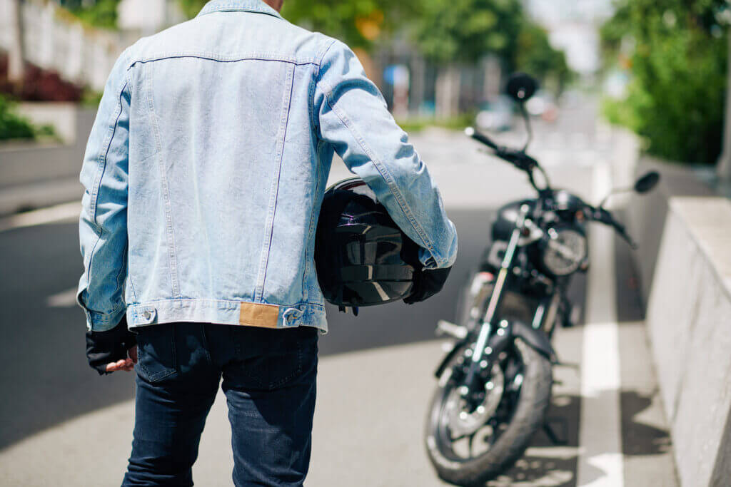 Por que Você Não Pode Viajar Sem Ele, o Seguro Viagem... 1 man with motorcycle helmet 2023 11 27 05 00 34 utc – seguro viagem,motociclista,viagens,sem ele
