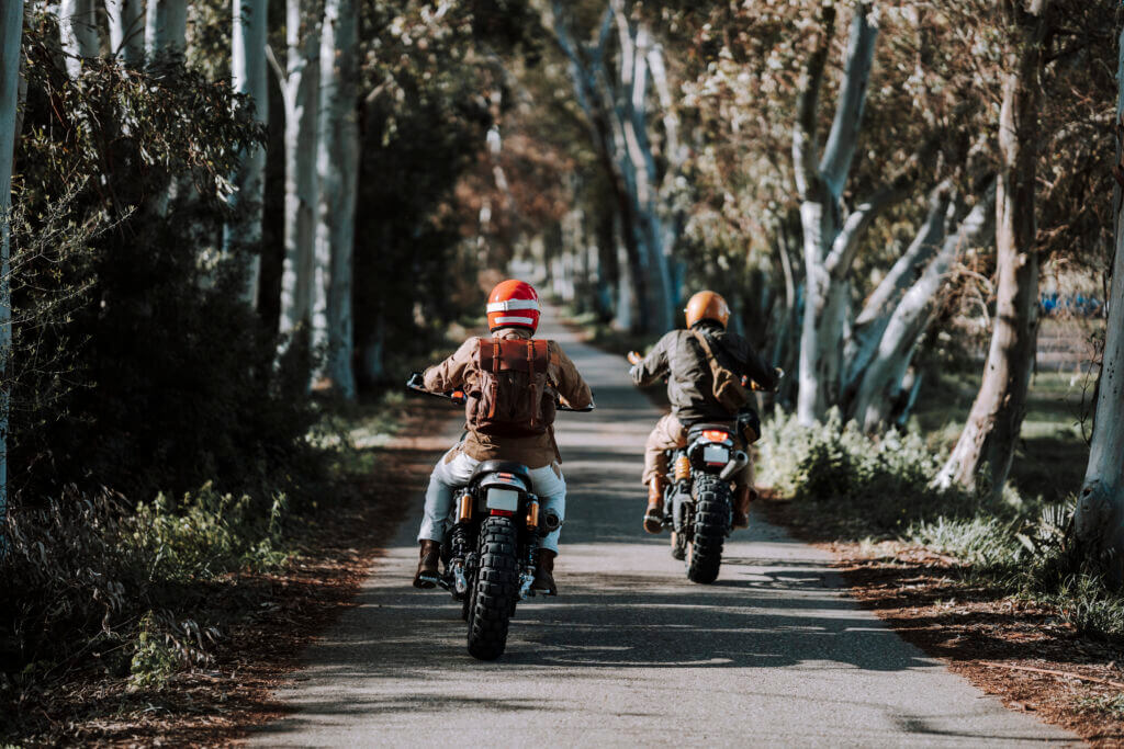 Por que Você Não Pode Viajar Sem Ele, o Seguro Viagem... 4 two people on motorcycles traveling down a narrow 2024 04 08 18 42 27 utc – seguro viagem,motociclista,viagens,sem ele