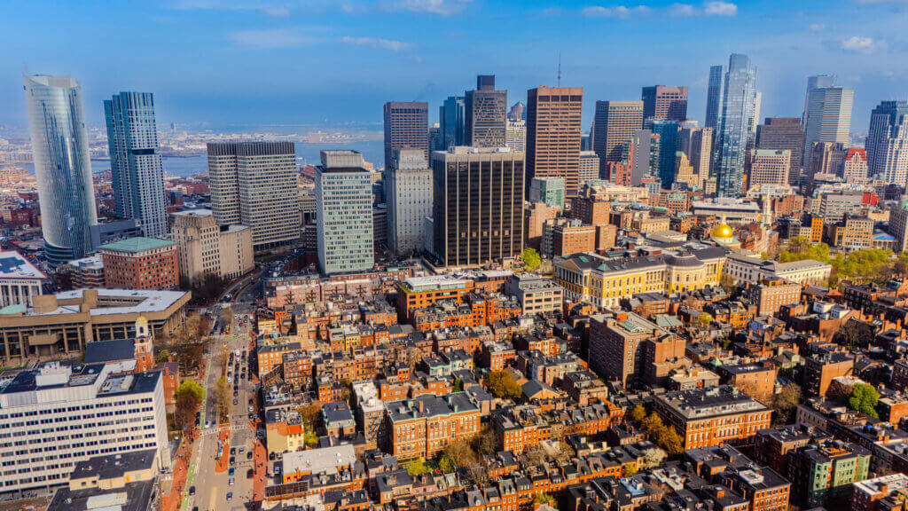 Viaje para Boston para a Copa do Mundo de Futebol 2026 3 Imagem de Boston vista de cima, destaque para edifícios altos e centro urbano vibrante com céu azul claro ao fundo.