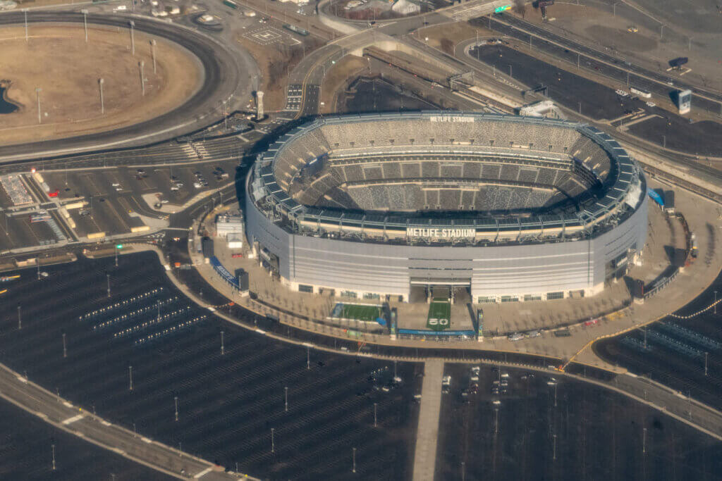Imagem aérea do MetLife Stadium, um estádio de futebol americano localizado em East Rutherford, Nova Jersey, conhecido por receber jogos da NFL e eventos de grande porte.