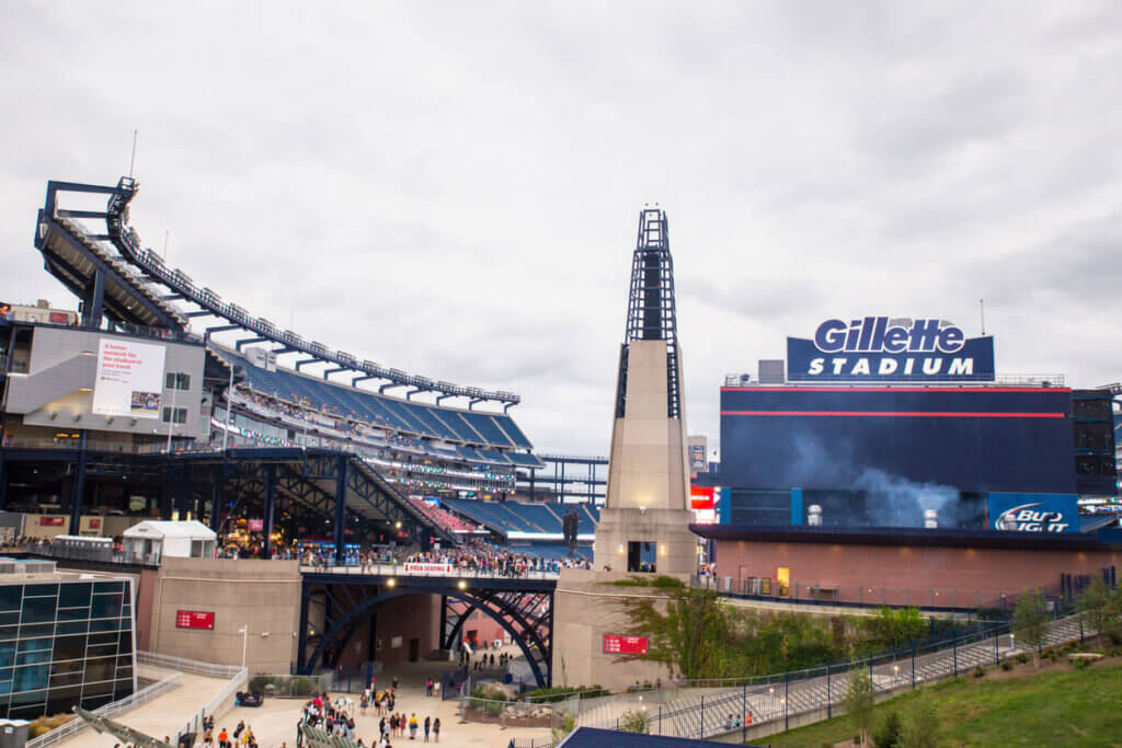 Viaje para Boston para a Copa do Mundo de Futebol 2026 1 Vista do Gillette Stadium, estádio de futebol americano e palco de grandes eventos, com arquibancadas, telões e arquitetura moderna em Boston
