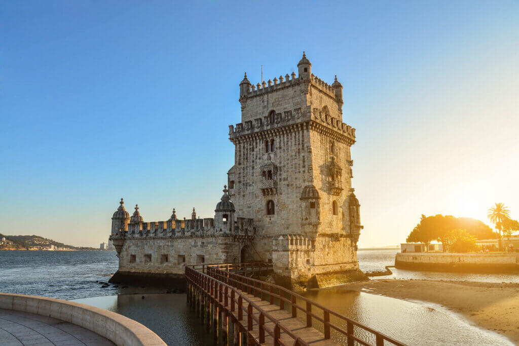 Quanto custa uma viagem para Portugal: orçamento detalhado por categoria 5 Vista na Torre de Belém durante o pôr do sol com céu azul