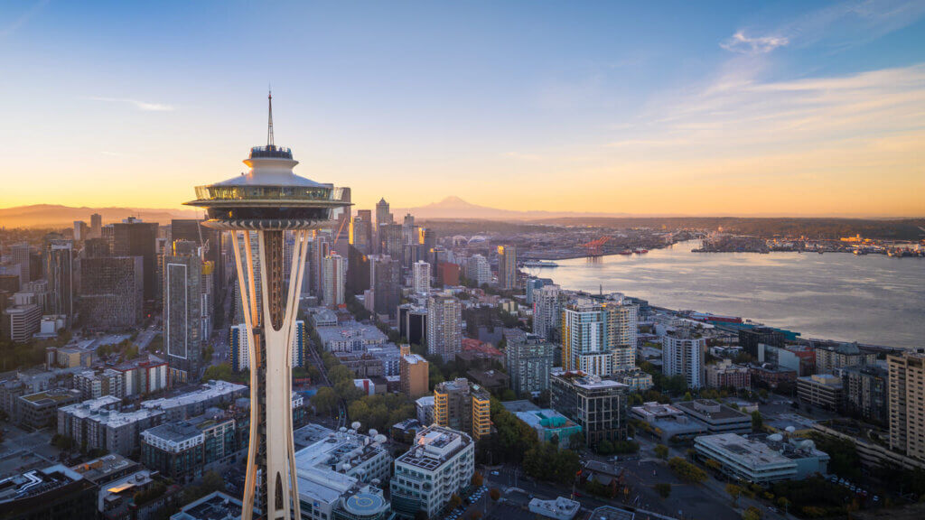 Paisagem urbana de Seattle com Space Needle na foto e pôr do sol ao fundo
