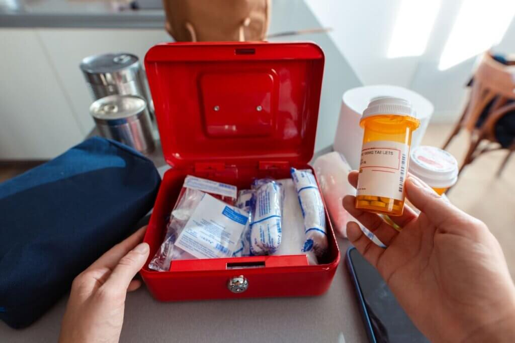 Checklist para viajar completo para viagens nacionais e internacionais 5 Kit essencial de primeiros socorros com medicamentos para preparação para emergências em uma maleta vermelha