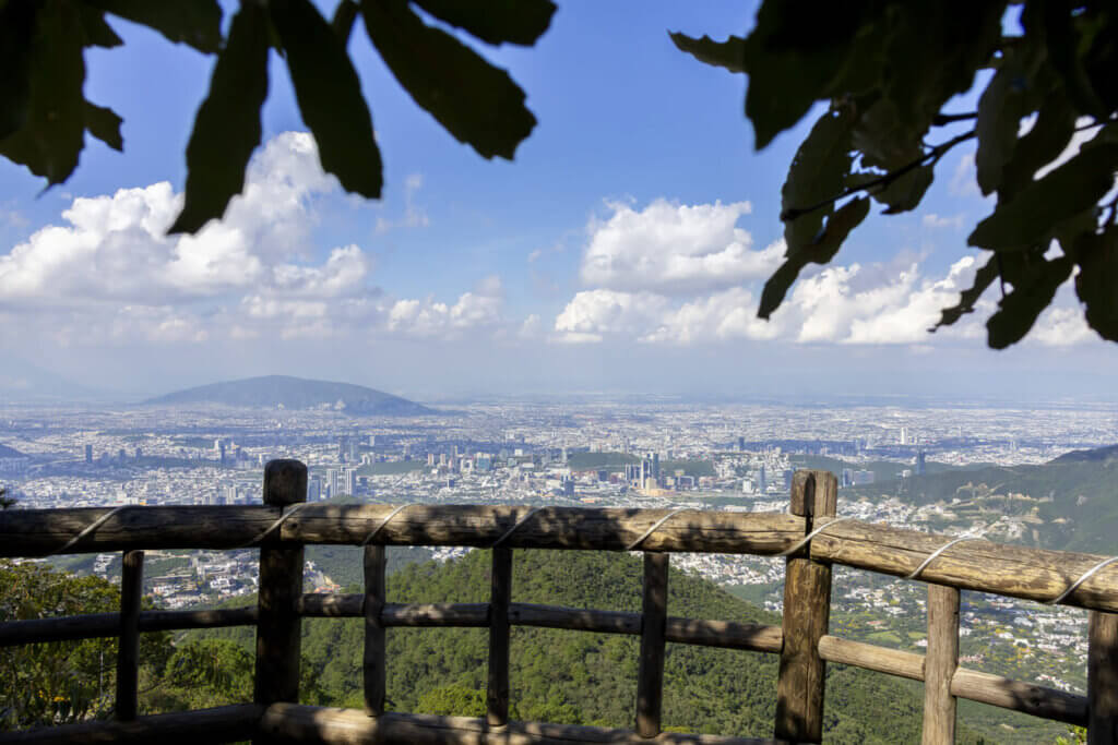 Copa do Mundo 2026 em Monterrey: guia completo para planejar sua viagem 2 Vista da cidade com montanhas e um céu ensolarado com nuvens