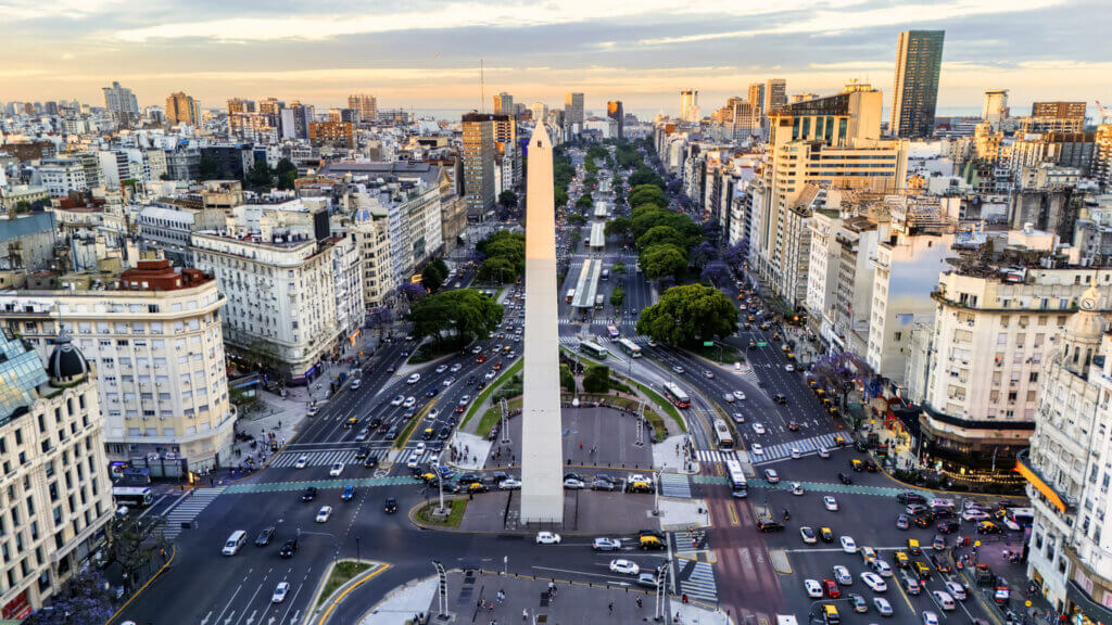 Custo de viagem para a Argentina em 2026: quanto levar e como planejar 1 O Obelisco de Buenos Aires, Argentina, ao pôr do sol com a avenida movimentada de carros