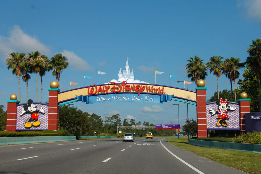 Custo de viagem para a Disney em 2026: quanto gastar em uma aventura mágica em Orlando 1 Entrada do Walt Disney Word em dia ensolarado