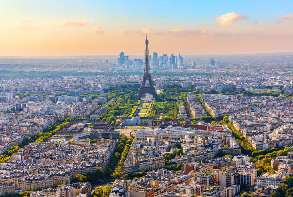 Custo de viagem para Paris em 2026: quanto levar e como planejar 1 Vista aérea de Paris e da Torre Eiffel, belo panorama da capital da França no final da tarde