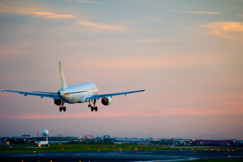 Custo de viagem para a Argentina em 2026: quanto levar e como planejar 2 Decolagem de avião ao pôr do sol