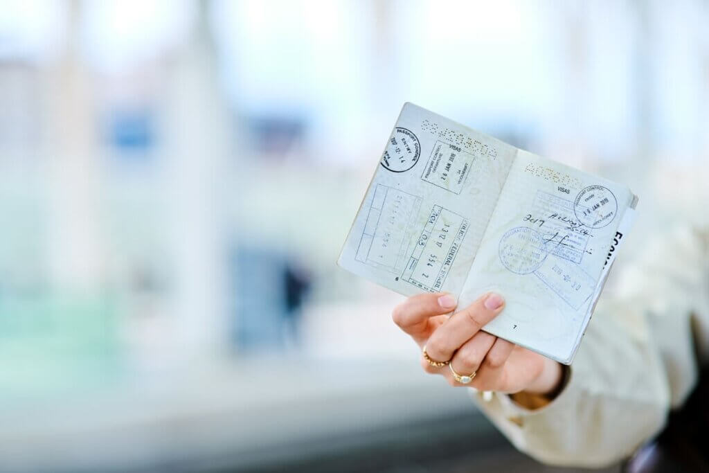 Custo de viagem internacional em 2026: como planejar cada despesa do seu roteiro 5 Foto de passaporte aberto com páginas carimbadas.