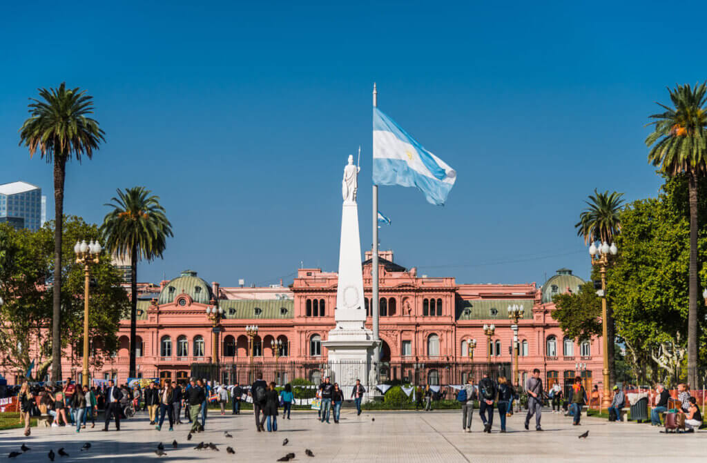 Custo de viagem para a Argentina em 2026: quanto levar e como planejar 4 Edifício presidencial do Palácio de casa rosada com a bandeira grande de Argentina em um dia ensolarado
