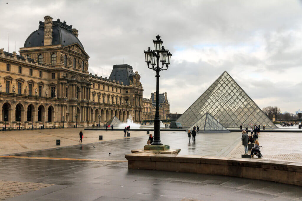 Custo de viagem para Paris em 2026: quanto levar e como planejar 4 Museu do Louvre no inverno chuvoso
