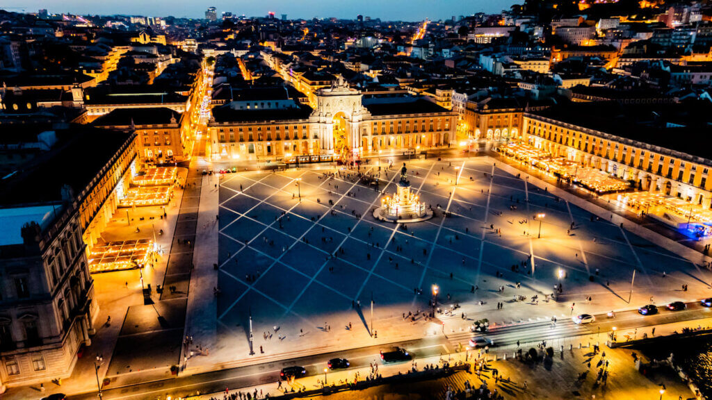 Quanto custa uma viagem para Portugal: orçamento detalhado por categoria 3 Vista aérea da praça do comércio em Lisboa, Portugal