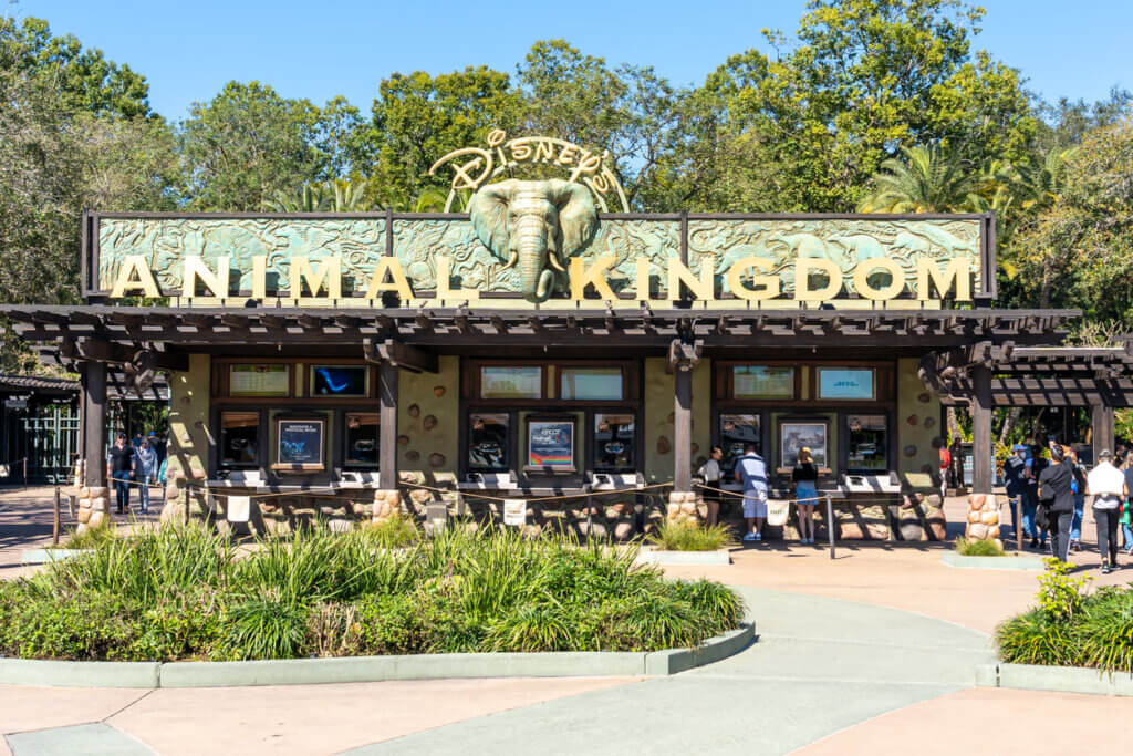 Custo de viagem para a Disney em 2026: quanto gastar em uma aventura mágica em Orlando 3 Entrada do Animal Kingdom em Orlando, Flórida, EUA.