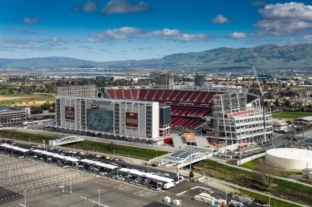Vista do estádio San Francisco Bay Area Stadium com céu ensolarado