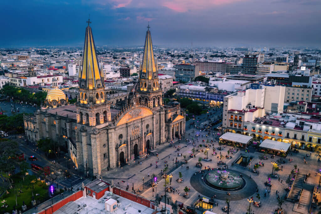 Vista aérea da Catedral de Guadalajara ao anoitecer.
