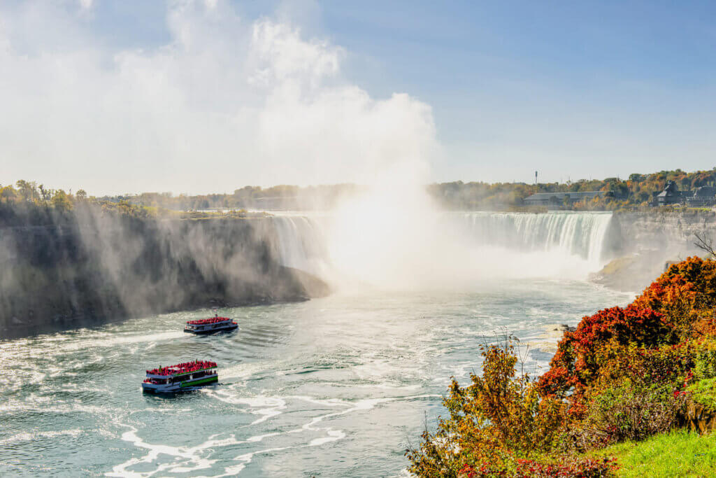 Vista das Cataratas do Niágara com barcos 