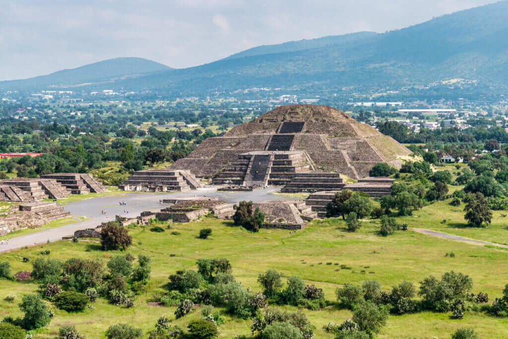 Antigas pirâmides de Teotihuacan e as ruínas na cidade do México
