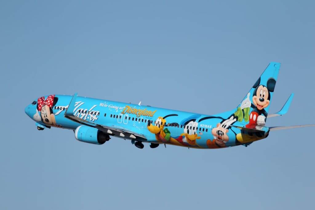 Custo de viagem para a Disney em 2026: quanto gastar em uma aventura mágica em Orlando 2 Avião azul da disney voando em céu azul durante o dia.