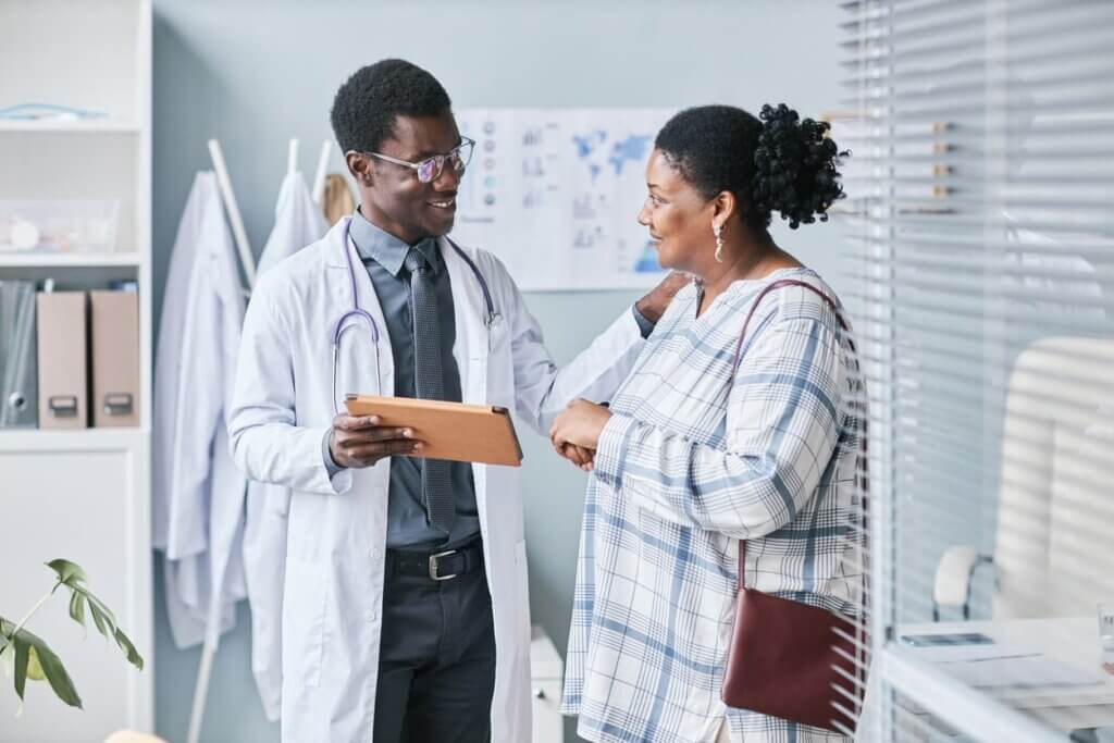 Mulher em atendimento com um médico