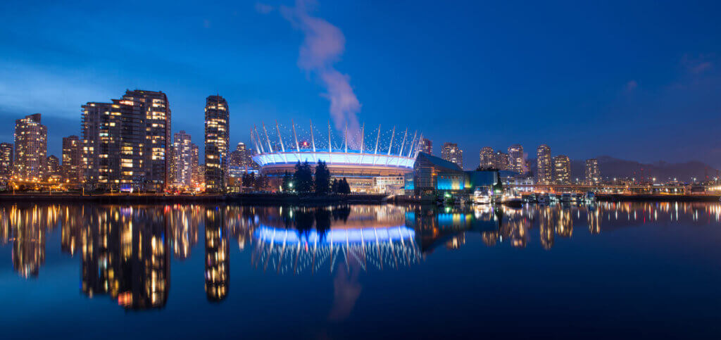 Copa do Mundo 2026 em Vancouver: guia completo para assistir aos jogos no BC Place 1 Foto do BC Place ao anoitecer com prédios ao redor.
