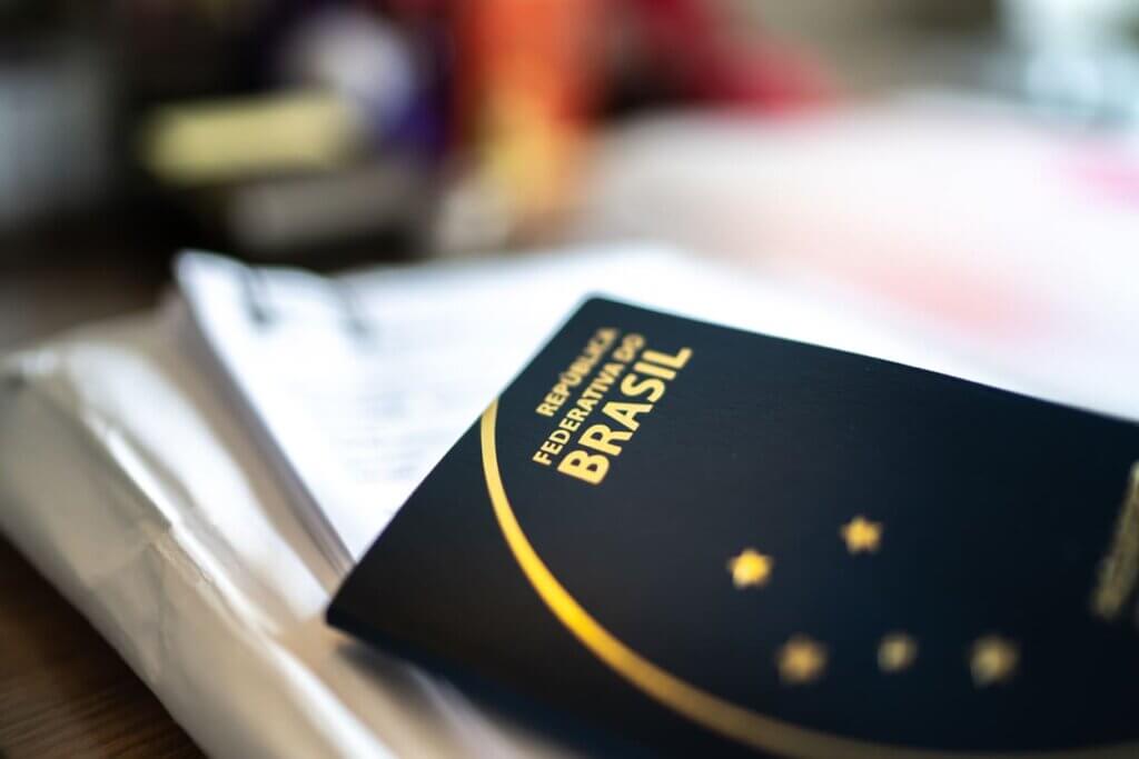 Custo de viagem para a Disney em 2026: quanto gastar em uma aventura mágica em Orlando 4 Foto de passaporte brasileiro com o fundo desfocado.