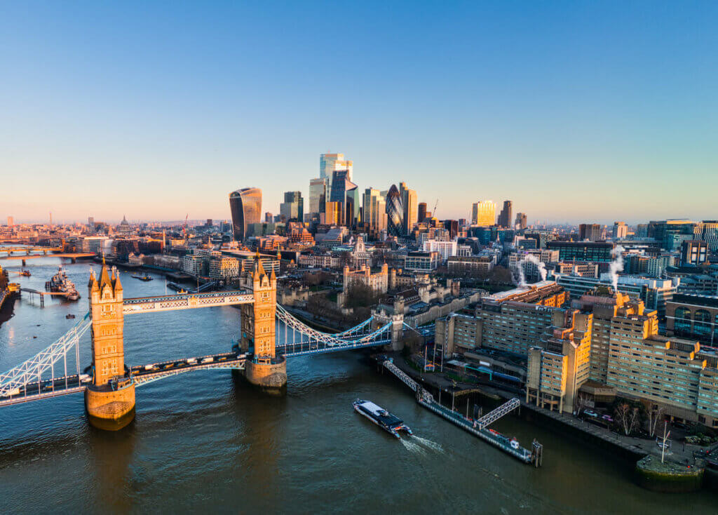 Vista aérea da Tower Bridge e da cidade de Londres ao nascer do sol, Reino Unido