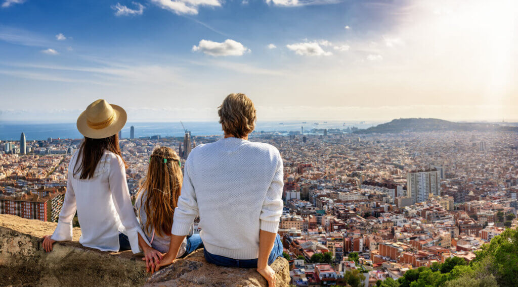 Seguro viagem familiar: quando compensa contratar em família em vez de individual 3
Uma família desfruta da vista panorâmica do horizonte de Barcelona