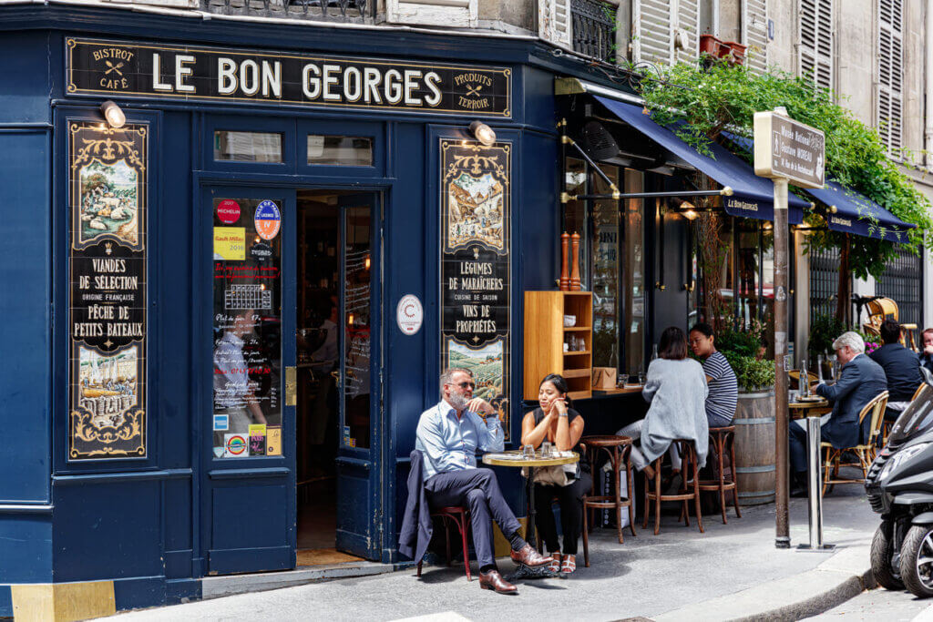 Parisienses e turistas comendo e bebendo no terraço do bistrô Le Bon Georges, Paris
