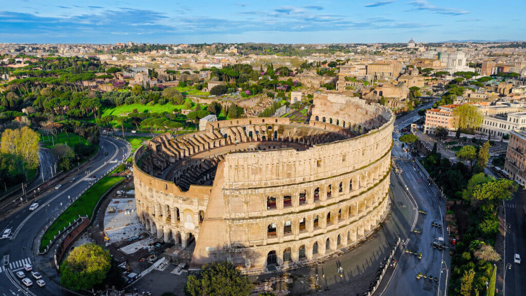 Vista aérea do antigo Coliseu em Roma com paisagem urbana panorâmica