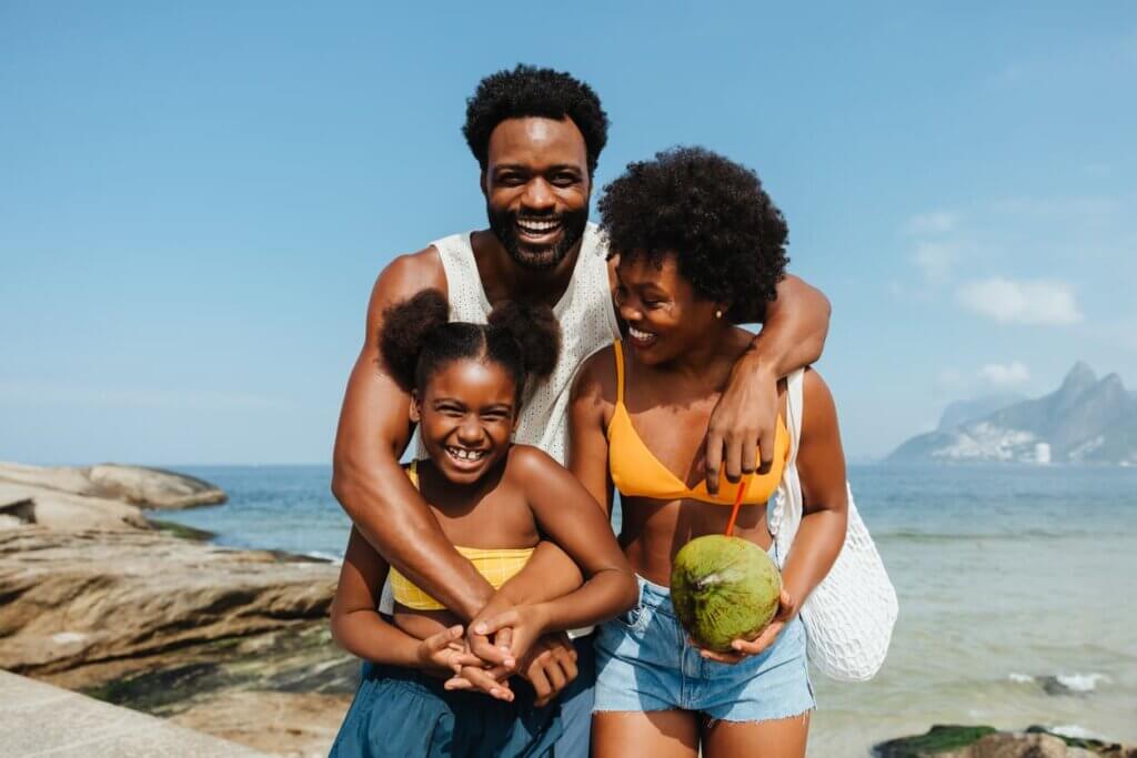 Seguro viagem familiar: quando compensa contratar em família em vez de individual 1 Férias alegres em família à beira-mar no Rio de Janeiro